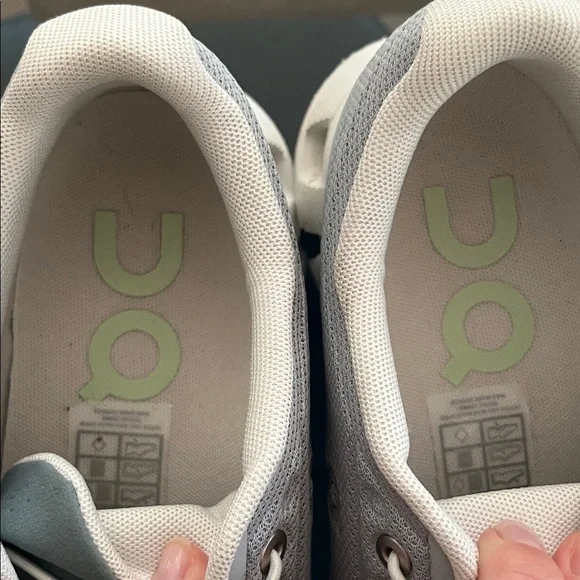 Stylish Women's Oncloud Sneakers in Light Green and Gray - Picture 3 of 7